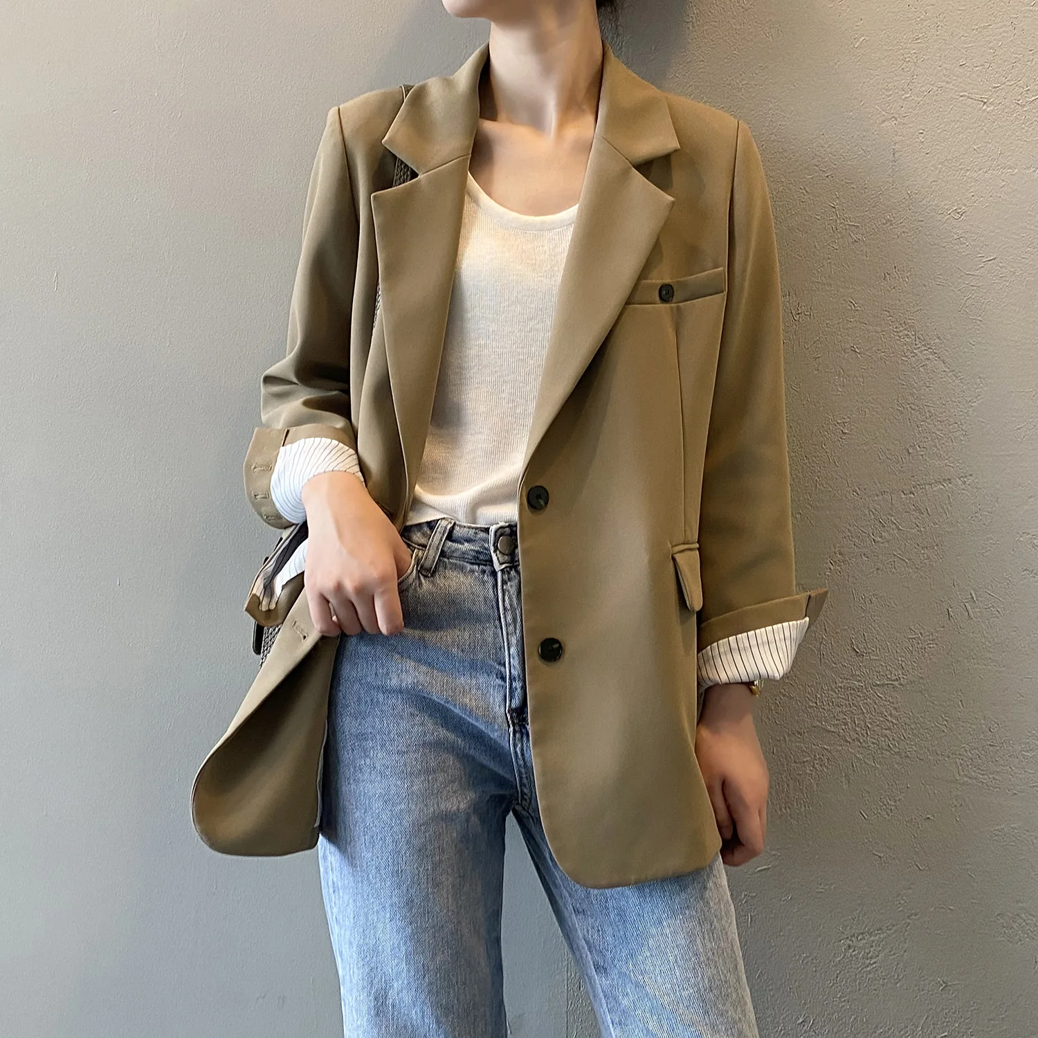 HXJJP Long Sleeve Loose Suit Jacket Women Autumn 2021 New Korean Single-breasted Casual Loose Blazer Female 7990 
HXJJP Long Sleeve Loose Suit Jacket Women Autumn 2021 New Korean Single-breasted Casual Loose Blazer Female 7990