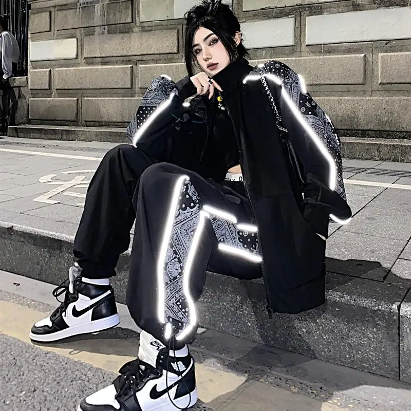 Suit women's casual sports suit night market reflective retro cashew flower stitching contrast color loose straight-leg pants
Suit women's casual sports suit night market reflective retro cashew flower stitching contrast color loose straight-leg pants
