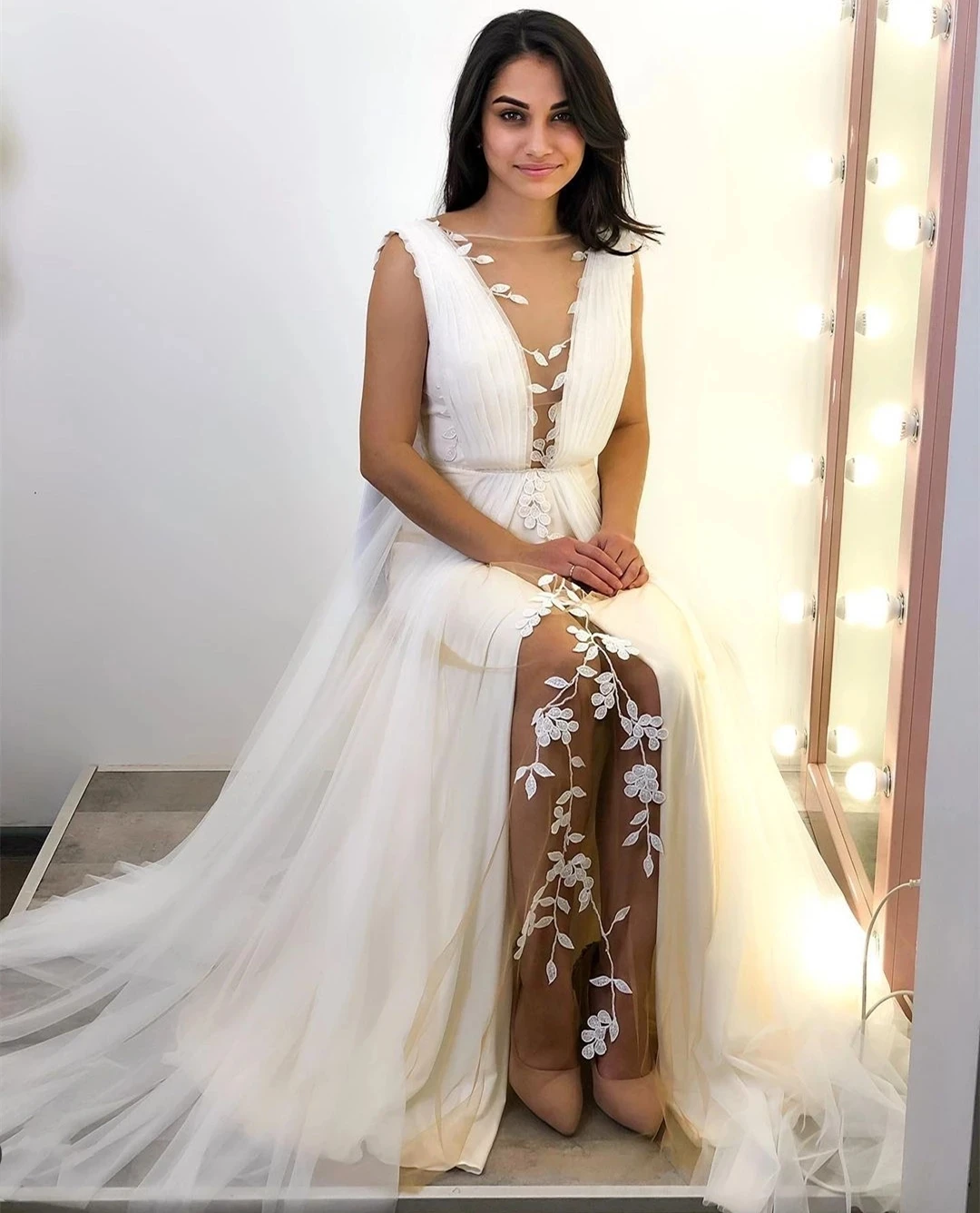 Elegant evening Dress 2021 A-Line Sheer Neck Lace Appliques Pearls Button Sweep Train Tulle Vintage Bride Gown Vestidos De Noiva
Elegant evening Dress 2021 A-Line Sheer Neck Lace Appliques Pearls Button Sweep Train Tulle Vintage Bride Gown Vestidos De Noiva