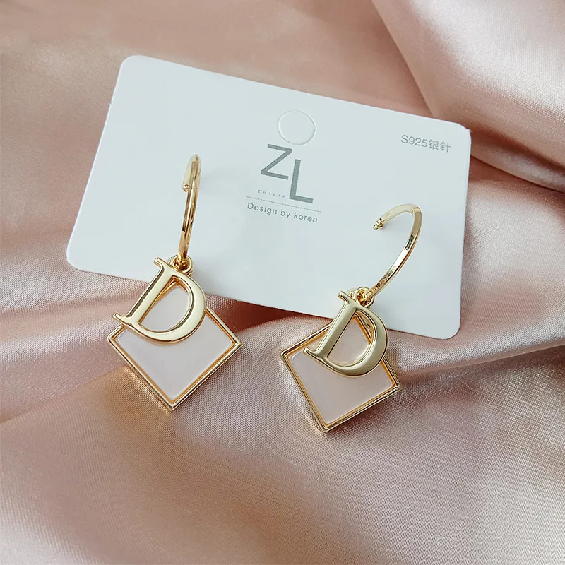 2020 New Arrival Women's Fashion Square Shell Letter D Drop Earring Geometric Dangle Earrings Simple Jewelry Pendiente Brincos
2020 New Arrival Women's Fashion Square Shell Letter D Drop Earring Geometric Dangle Earrings Simple Jewelry Pendiente Brincos