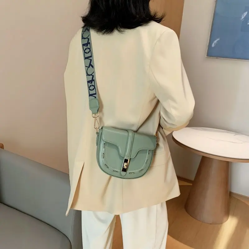 Women Half Round Saddle Bag Ladies 2020 New Fashion Style Vintage Rhombic Pattern Wide Strap PU Leather Single Shoulder Bag
Women Half Round Saddle Bag Ladies 2020 New Fashion Style Vintage Rhombic Pattern Wide Strap PU Leather Single Shoulder Bag