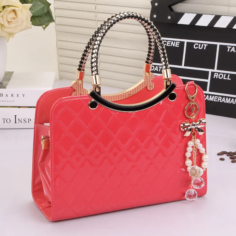 2020 new Luxury simple shells leather handbag Famous brands designer female tide knitting shoulder bag women Messenger bag
2020 new Luxury simple shells leather handbag Famous brands designer female tide knitting shoulder bag women Messenger bag