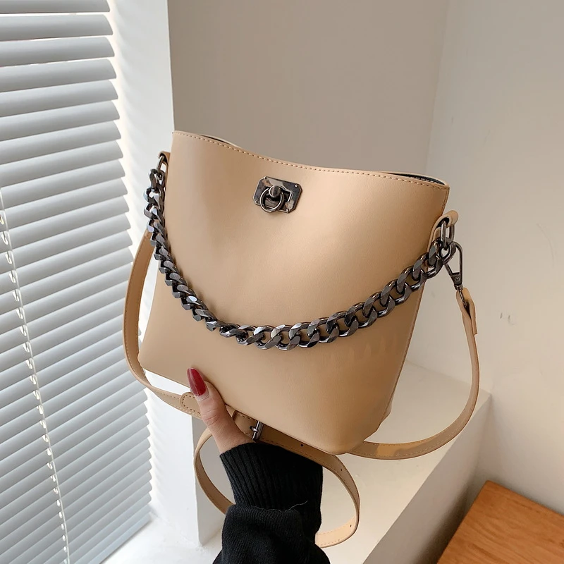 High Quality Ladies Simple Versatile Shoulder Bags for Women 2021 Solid Color Handbag Totes Portable Travel Lady Crossbody Bag
High Quality Ladies Simple Versatile Shoulder Bags for Women 2021 Solid Color Handbag Totes Portable Travel Lady Crossbody Bag