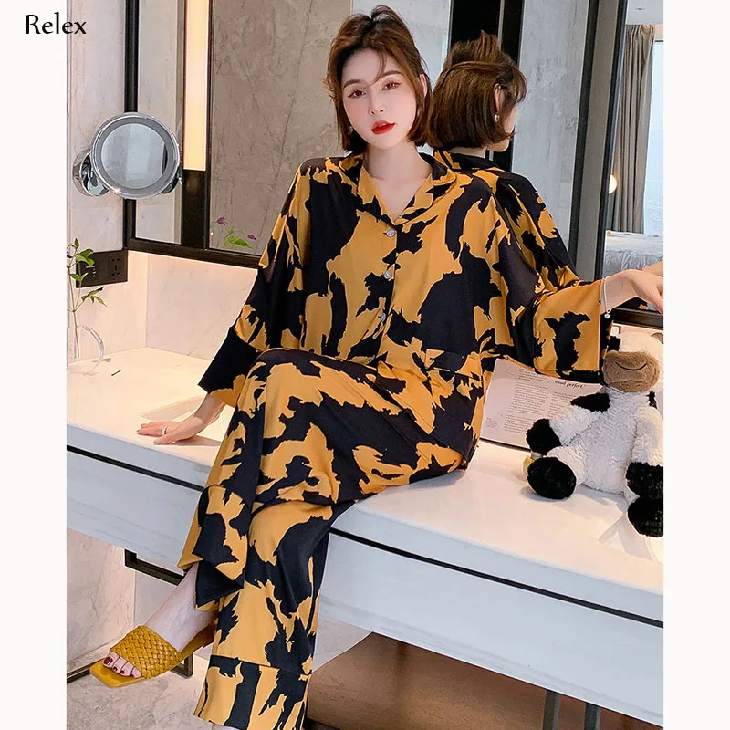 2021 New Style Pajamas High-end Elegant Home Wear Pajamas Ladies Home Wear Two-piece Silk Long-sleeved Trousers Silk Pajamas Set
2021 New Style Pajamas High-end Elegant Home Wear Pajamas Ladies Home Wear Two-piece Silk Long-sleeved Trousers Silk Pajamas Set
