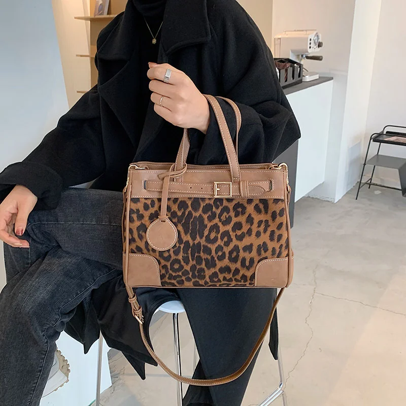popular large capacity bag female 2021 autumn new fashion leopard pattern portable Tote Bag striped Single
popular large capacity bag female 2021 autumn new fashion leopard pattern portable Tote Bag striped Single