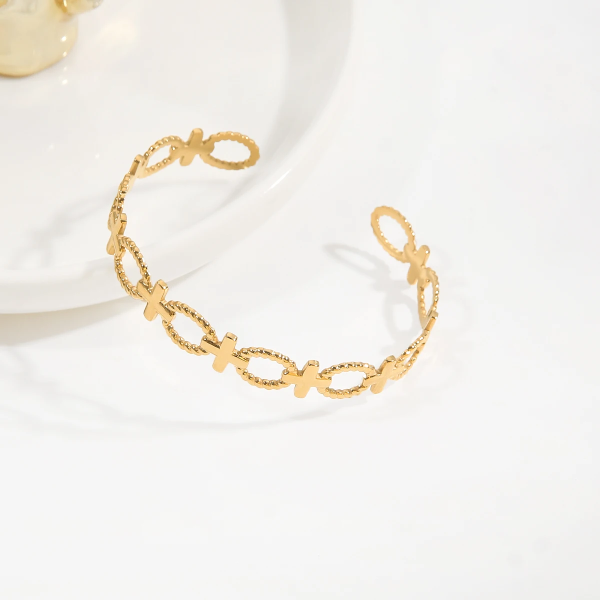 New Vintage Hollow Circle Cross Bangle Gold Color Stainless Steel Bracelet Trendy Wedding Jewelry Pulseiras Gift for Women
New Vintage Hollow Circle Cross Bangle Gold Color Stainless Steel Bracelet Trendy Wedding Jewelry Pulseiras Gift for Women