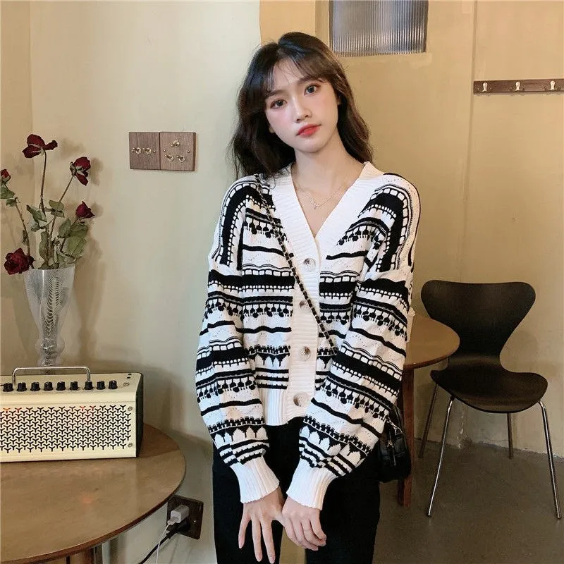 V Neck Women Button Black Pattern CardiganSweater 2021Long Sleeve Sweater Autumn Lazy windKnitted Loose Oversized Jumper Casual
V Neck Women Button Black Pattern CardiganSweater 2021Long Sleeve Sweater Autumn Lazy windKnitted Loose Oversized Jumper Casual