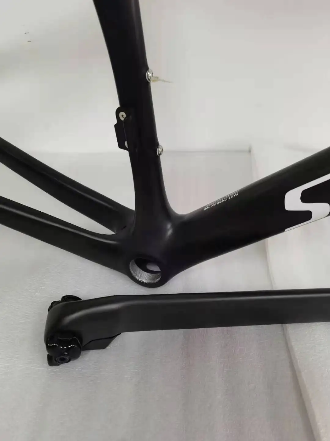 Black white color sl7 carbon road fameset size 54cm ud matte, bsa, Taiwan made, frame+seat post+head seat+fork+clamp+handlebar
Black white color sl7 carbon road fameset size 54cm ud matte, bsa, Taiwan made, frame+seat post+head seat+fork+clamp+handlebar