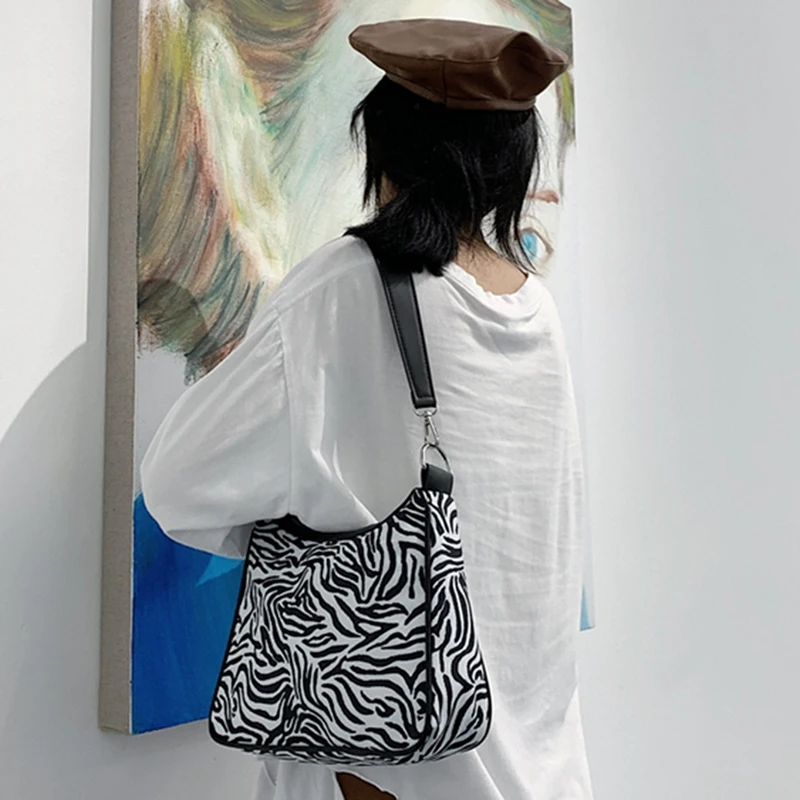 Women's Oxford Shoulder Bag Fashion Luxury Retro Zebra Pattern Crossbody Bag Leisure Waterproof Tote Bag Underarm Bag
Women's Oxford Shoulder Bag Fashion Luxury Retro Zebra Pattern Crossbody Bag Leisure Waterproof Tote Bag Underarm Bag