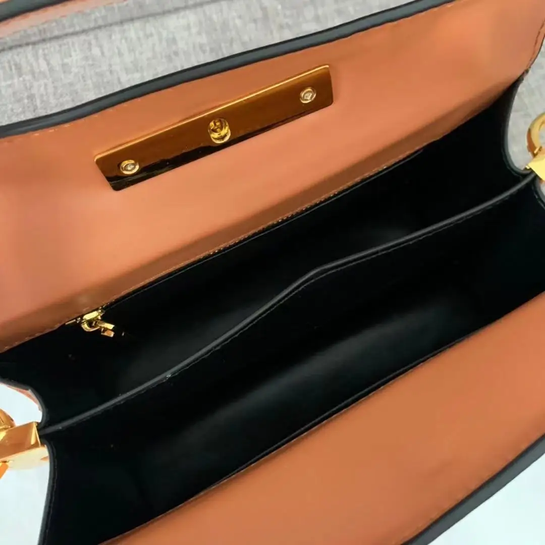 Female handbag designer luxury handbag simple handbag shoulder bag lady messenger bag purses and handbags luxury designer
Female handbag designer luxury handbag simple handbag shoulder bag lady messenger bag purses and handbags luxury designer