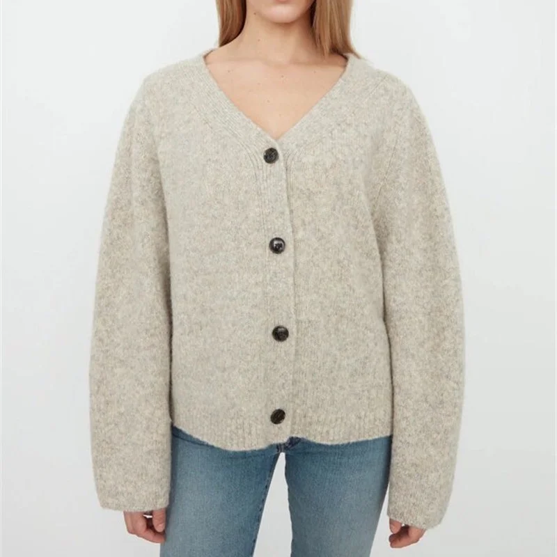 Женский однобортный свитер свободного покроя с V-образным вырезом
Женский однобортный свитер свободного покроя с V-образным вырезом