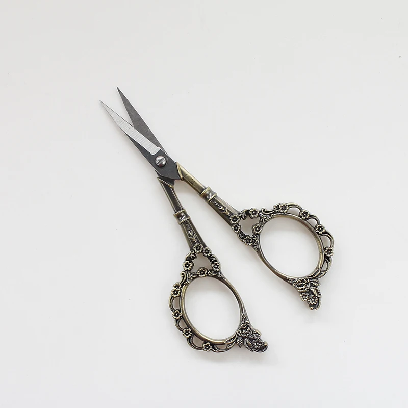 Retro Stainless Steel Plum Household Scissors Thread Embroidery Scissors Knitting Accessory
Retro Stainless Steel Plum Household Scissors Thread Embroidery Scissors Knitting Accessory