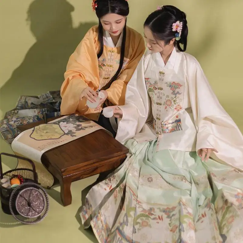 Традиционная китайская женская юбка лошади костюм ханьфу весна-осень новая одежда для косплея атласная новинка одежда для выступления на с...
Традиционная китайская женская юбка лошади костюм ханьфу весна-осень новая одежда для косплея атласная новинка одежда для выступления на с...