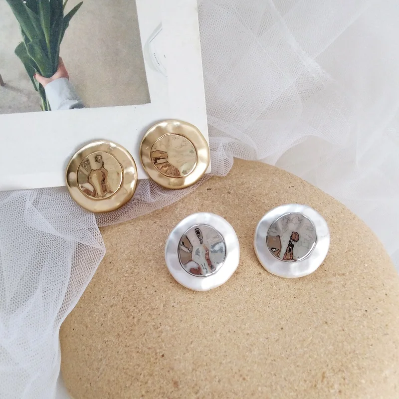 Fashion Metal Earrings With European And American Personality Design Gold Color Stud Earrings For Women Jewelry Gift
Fashion Metal Earrings With European And American Personality Design Gold Color Stud Earrings For Women Jewelry Gift