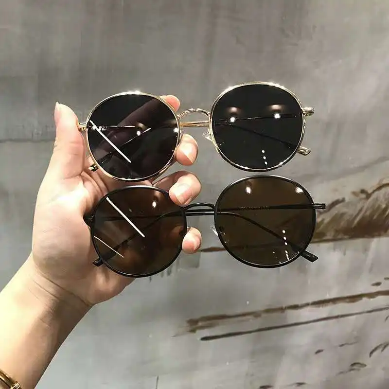 1914 Retro circular spectacle frames for men and women with flat lens sunglasses
1914 Retro circular spectacle frames for men and women with flat lens sunglasses