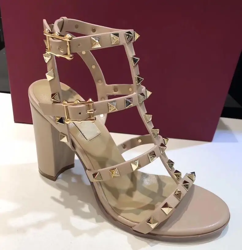 2022 Women Leather Stud Sandals T-strap Sandal Summer High Heels Rivets Shoes Ladies Sexy Party Shoes 6cm 15colors with V Bags
2022 Women Leather Stud Sandals T-strap Sandal Summer High Heels Rivets Shoes Ladies Sexy Party Shoes 6cm 15colors with V Bags