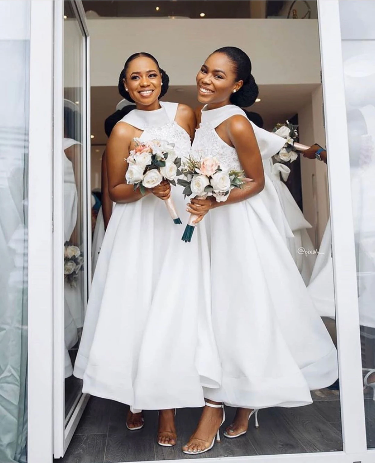 Verngo Simple White Satin A Line Bridesmaid Dresses High Neck Applique Big Bow Ankle Length Prom Party Gowns Maid of Honor Dress
Verngo Simple White Satin A Line Bridesmaid Dresses High Neck Applique Big Bow Ankle Length Prom Party Gowns Maid of Honor Dress