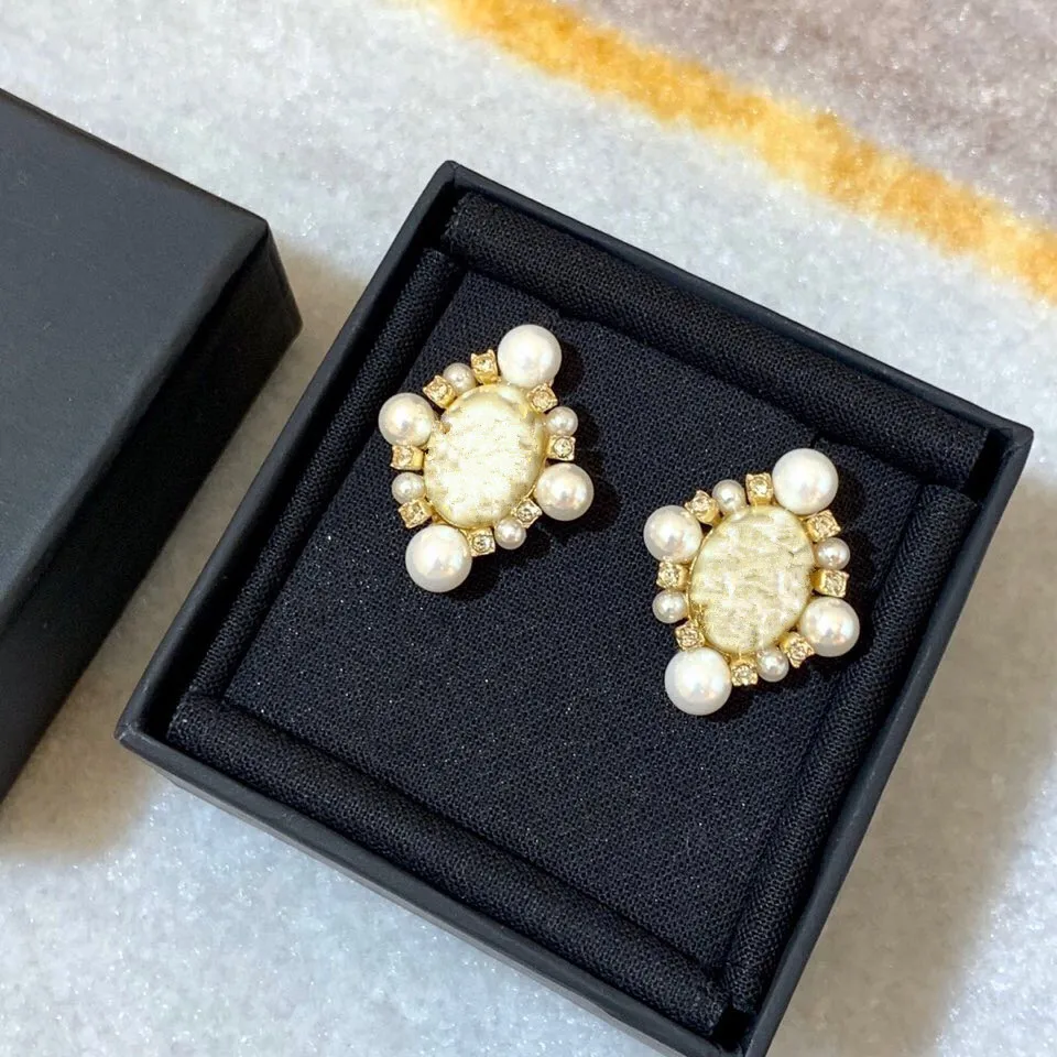 Горячее тиснение золотом Цвет Мода для свадебные туфли с жемчугом, известный бренд, с изображением букв, имя серьги гвоздики с украшением в ...
Горячее тиснение золотом Цвет Мода для свадебные туфли с жемчугом, известный бренд, с изображением букв, имя серьги гвоздики с украшением в ...