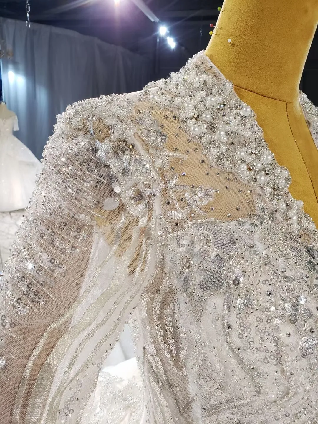 Gorgeous Beading Lace Tulle Long Sleeves Wedding Dresses V Neck Crystals Fashion Bridal Princess Wedding Party Ball Gowns
Gorgeous Beading Lace Tulle Long Sleeves Wedding Dresses V Neck Crystals Fashion Bridal Princess Wedding Party Ball Gowns
