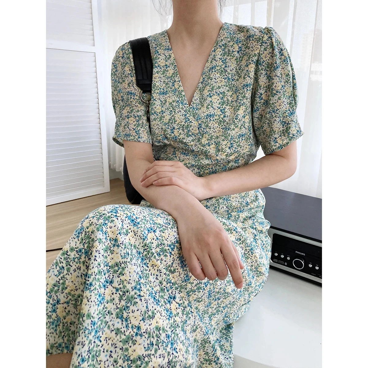 Korean V-neck Oil Painting Floral Dress Women Collect Waist Slim French Vintage Long Dresses 2021 Summer
Korean V-neck Oil Painting Floral Dress Women Collect Waist Slim French Vintage Long Dresses 2021 Summer
