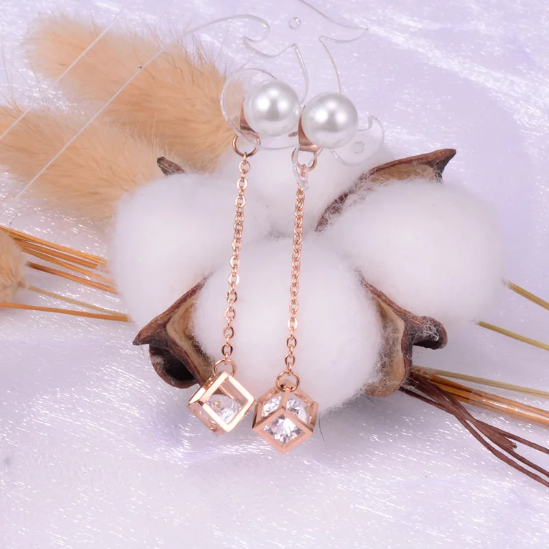 Temperament box hanging pearl rose gold earrings female Korean exquisite student personality wild titanium steel jewelry
Temperament box hanging pearl rose gold earrings female Korean exquisite student personality wild titanium steel jewelry