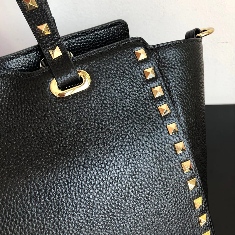 2021 new classic rivet shopping bag leather leather large-capacity high-quality texture one-shoulder diagonal tote bag
2021 new classic rivet shopping bag leather leather large-capacity high-quality texture one-shoulder diagonal tote bag