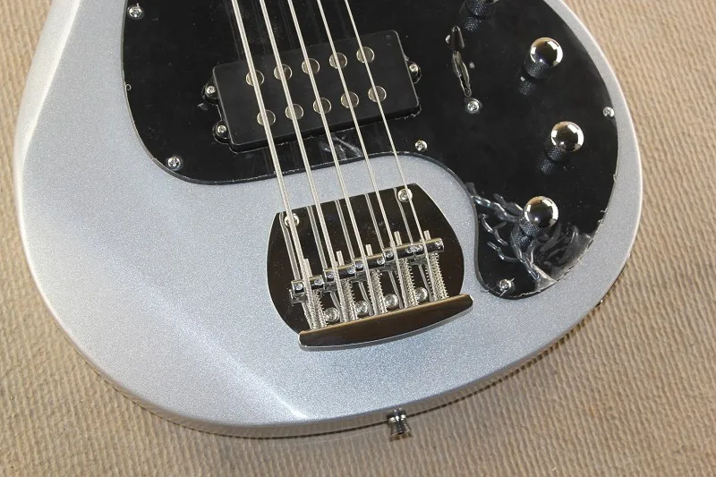 Custom 5 string sliver bass guitar,ray5 bass,basswood body,maple neck rosewood fretboard,active battery
Custom 5 string sliver bass guitar,ray5 bass,basswood body,maple neck rosewood fretboard,active battery