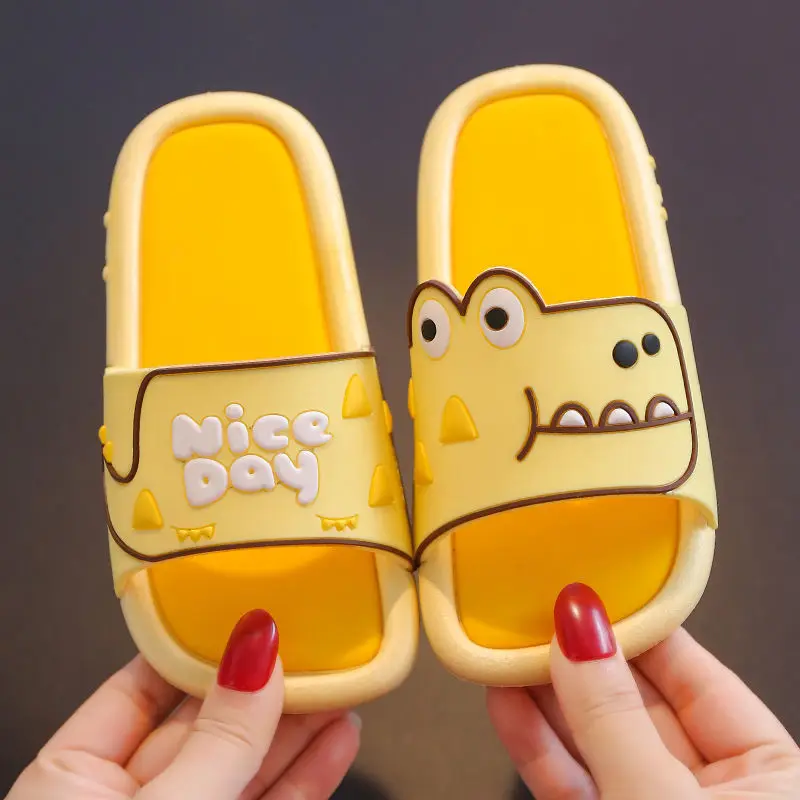 2021 Children's Slippers Summer Boys Girls Cartoon Cute Anti Slip Soft Sole Cool 3-8 Years old Bathroom Bathroom Shower Shoes
2021 Children's Slippers Summer Boys Girls Cartoon Cute Anti Slip Soft Sole Cool 3-8 Years old Bathroom Bathroom Shower Shoes