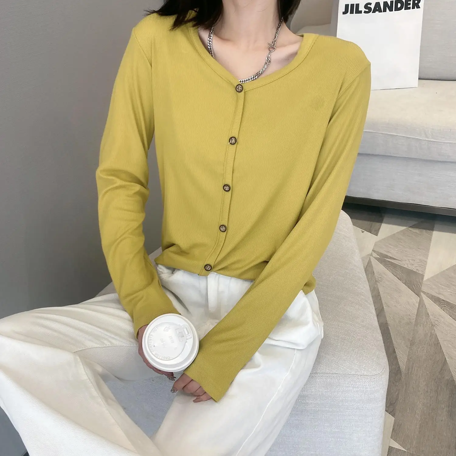 V-neck long-sleeved t-shirt women spring and autumn thin autumn clothes 2021 new modal short top bottoming shirt all-match 
V-neck long-sleeved t-shirt women spring and autumn thin autumn clothes 2021 new modal short top bottoming shirt all-match