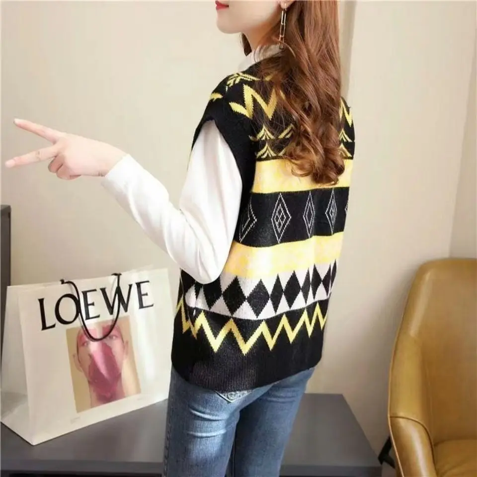 2021 spring new versatile V-neck rhombic contrast knitted vest women's loose sweater vest Korean version
2021 spring new versatile V-neck rhombic contrast knitted vest women's loose sweater vest Korean version