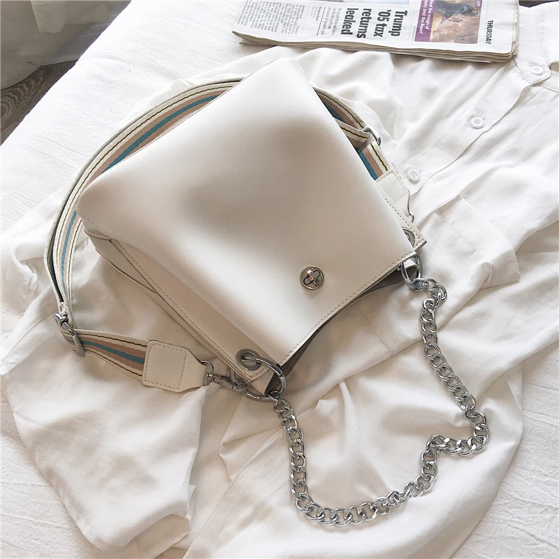 Korean Version Of The New Fashion Broadband Chain Women's Shoulder Joker Cross SmallSquare Bag
Korean Version Of The New Fashion Broadband Chain Women's Shoulder Joker Cross SmallSquare Bag