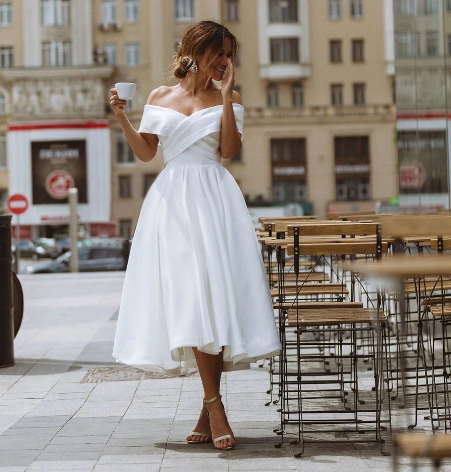 2020 Simple Tea-length Satin Dress for Wedding Party Off the shoulder White Short Bride Gowns Beach Back Laing Wedding Gown
2020 Simple Tea-length Satin Dress for Wedding Party Off the shoulder White Short Bride Gowns Beach Back Laing Wedding Gown
