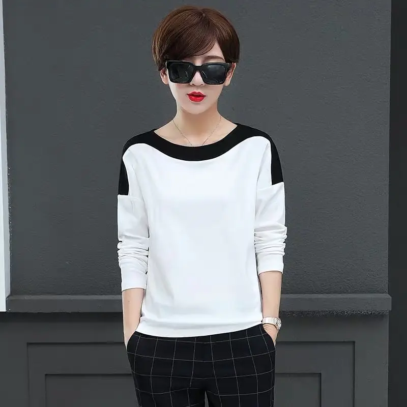 Color contrast spring and autumn new round neck long sleeve T-shirt women's Korean version stitching loose large base shirt
Color contrast spring and autumn new round neck long sleeve T-shirt women's Korean version stitching loose large base shirt