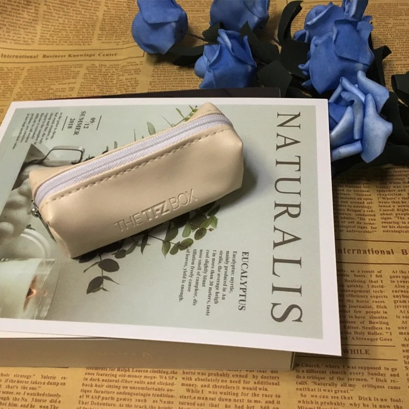 Headset Storage Box Carry-on leather bag For Earbuds memory Card USB Cable
Headset Storage Box Carry-on leather bag For Earbuds memory Card USB Cable