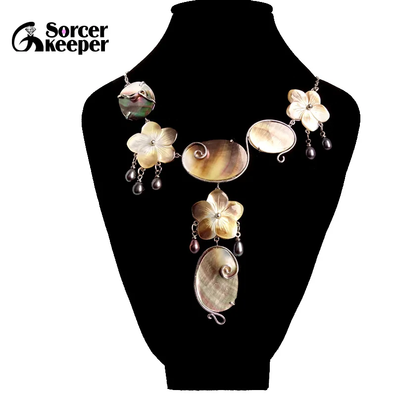 

Elegant Excellent Mother of Pearl Flower Necklace Crystal Beads White Sea Shell Boho Necklace for Women Bib Stylish Gift XL021