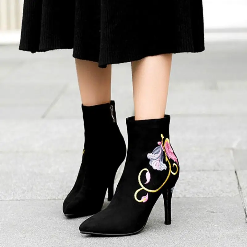 Tuyoki Women Real Leather High Heel Boots Flower Warm Shoes Women Thin Heel Shoes Fashion High Quality Footwear Size 33-43
Tuyoki Women Real Leather High Heel Boots Flower Warm Shoes Women Thin Heel Shoes Fashion High Quality Footwear Size 33-43