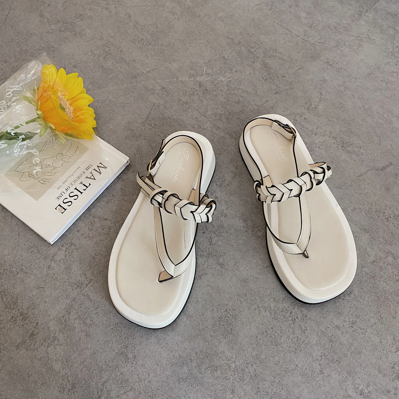 summer new style European and American style braided belt sponge cake platform street beat flip-flops herringbone female sandals 
summer new style European and American style braided belt sponge cake platform street beat flip-flops herringbone female sandals