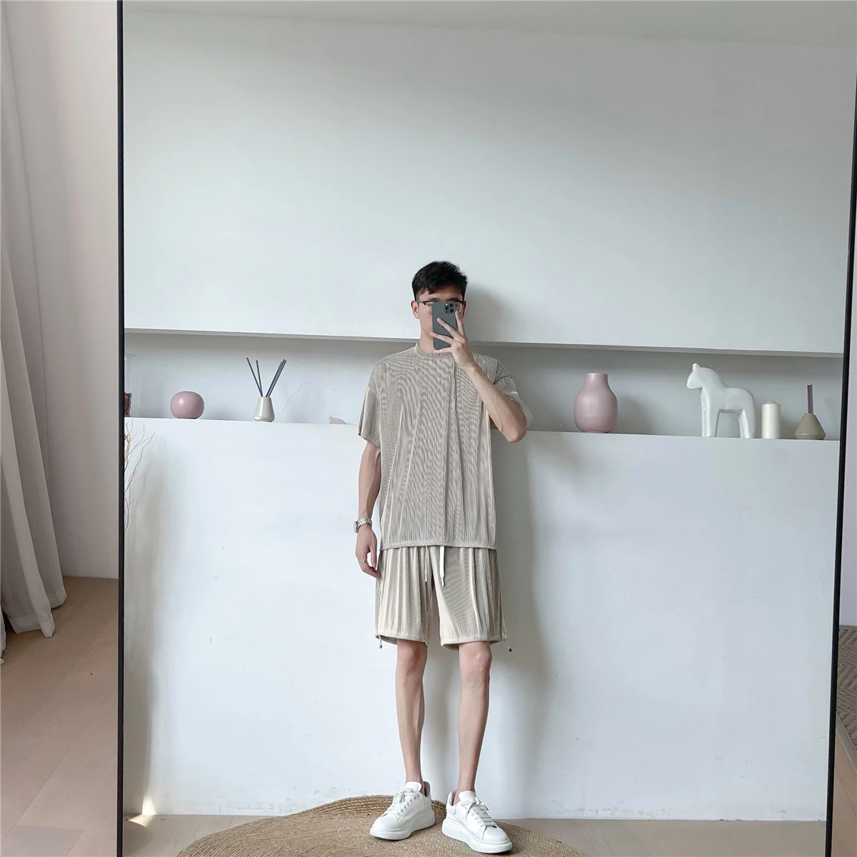 2021 Summer Ice Silk New Men's Pleated Short Sleeve Loose T-Shirt Tops+Shorts Pants Suit Two Piece
2021 Summer Ice Silk New Men's Pleated Short Sleeve Loose T-Shirt Tops+Shorts Pants Suit Two Piece