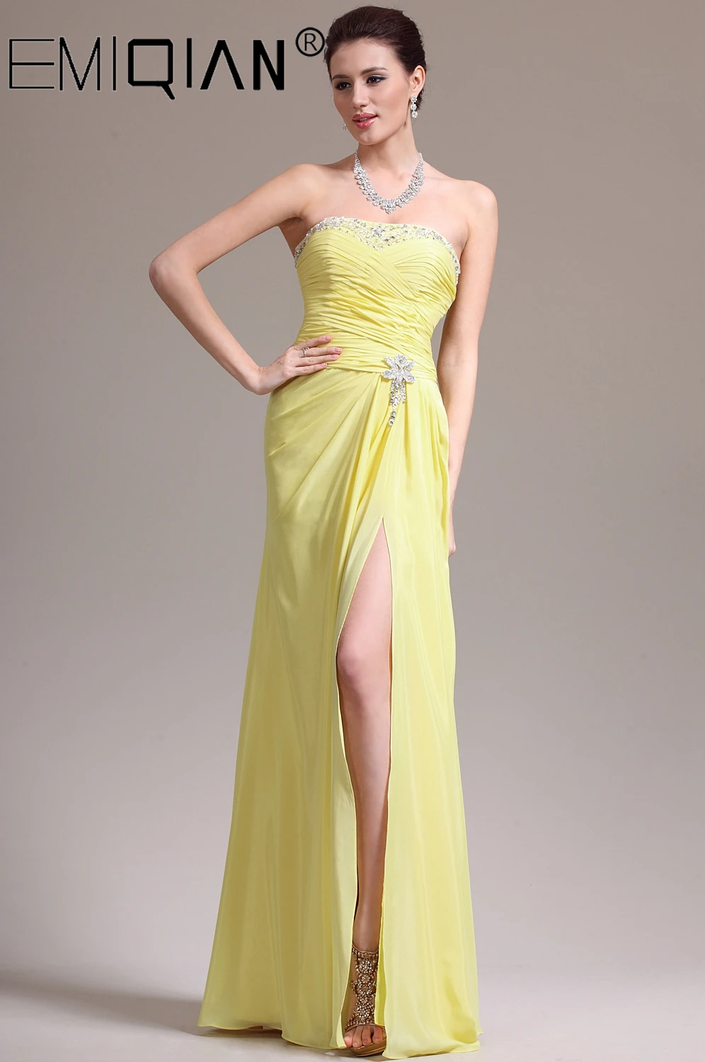 Шифоновое вечернее платье без бретелек с разрезом спереди
Шифоновое вечернее платье без бретелек с разрезом спереди