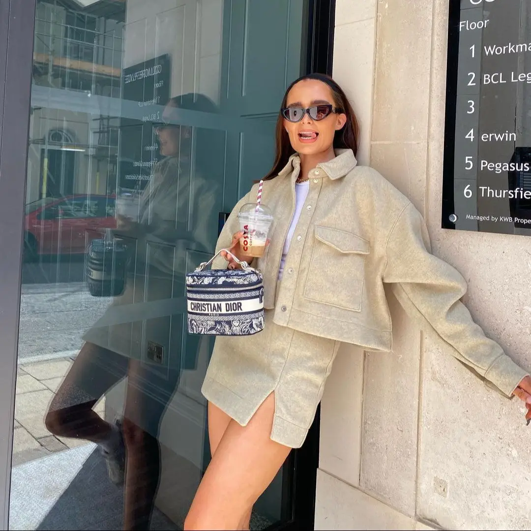 KRSB Spring Autumn Women's Beige Lapel Single-Breasted Short Woolen Coat Pocket Long-Sleeved Jacket Za Casual Street Style
KRSB Spring Autumn Women's Beige Lapel Single-Breasted Short Woolen Coat Pocket Long-Sleeved Jacket Za Casual Street Style