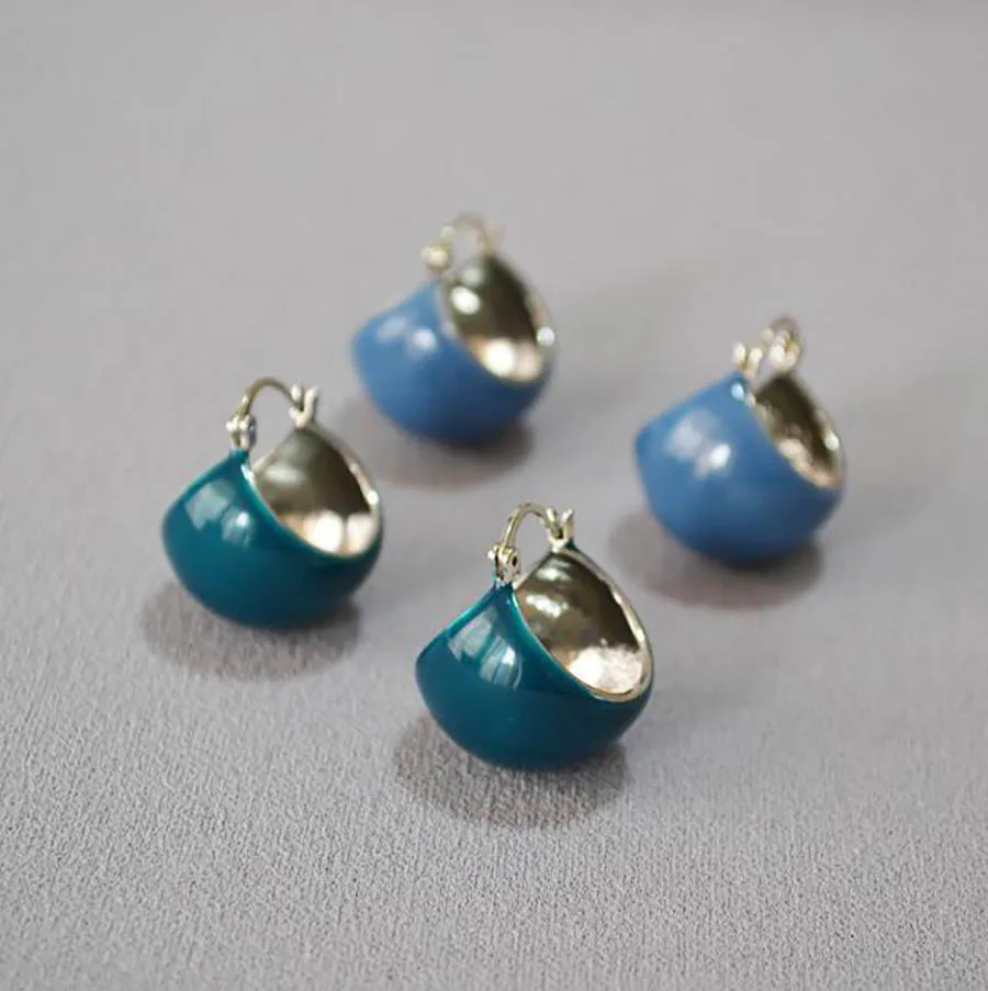 Europe retro fashion cool hollow ball fresh Klein blue handmade enamel exaggerated earrings gorgeous women classic eardrop
Europe retro fashion cool hollow ball fresh Klein blue handmade enamel exaggerated earrings gorgeous women classic eardrop