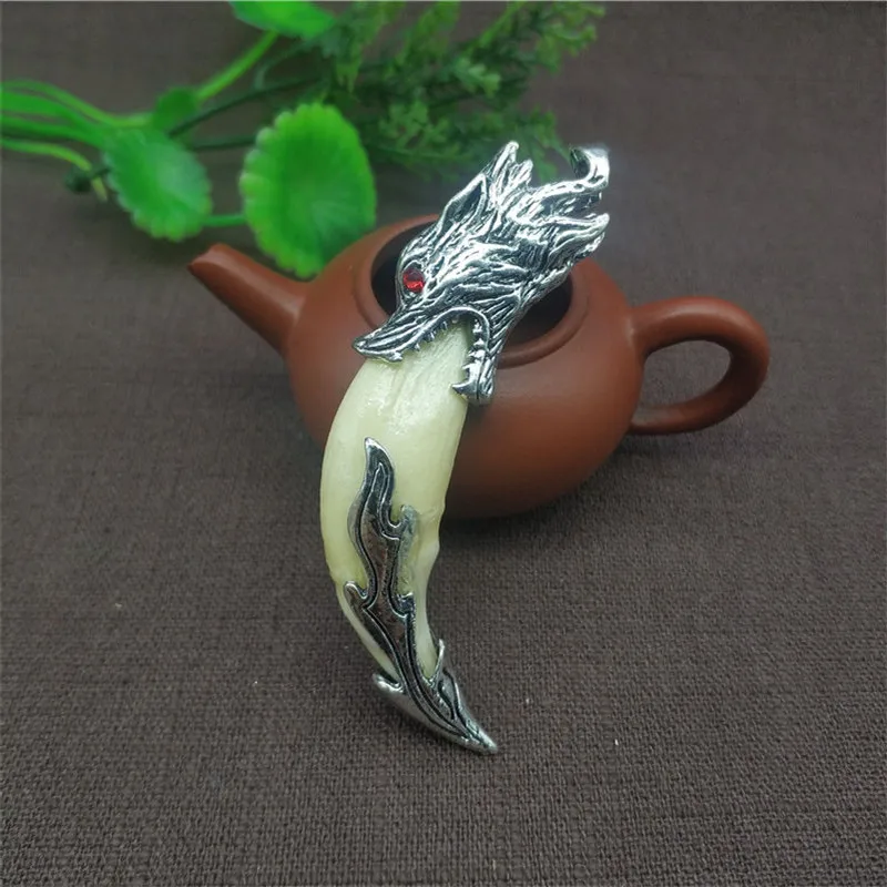 Tibet Silver Carved Wolf Head Inlaid Wolftooth Pendant Dog Tooth Animal Statue Amulet Accessories Bag Key Ring Pendant Gift 
Tibet Silver Carved Wolf Head Inlaid Wolftooth Pendant Dog Tooth Animal Statue Amulet Accessories Bag Key Ring Pendant Gift