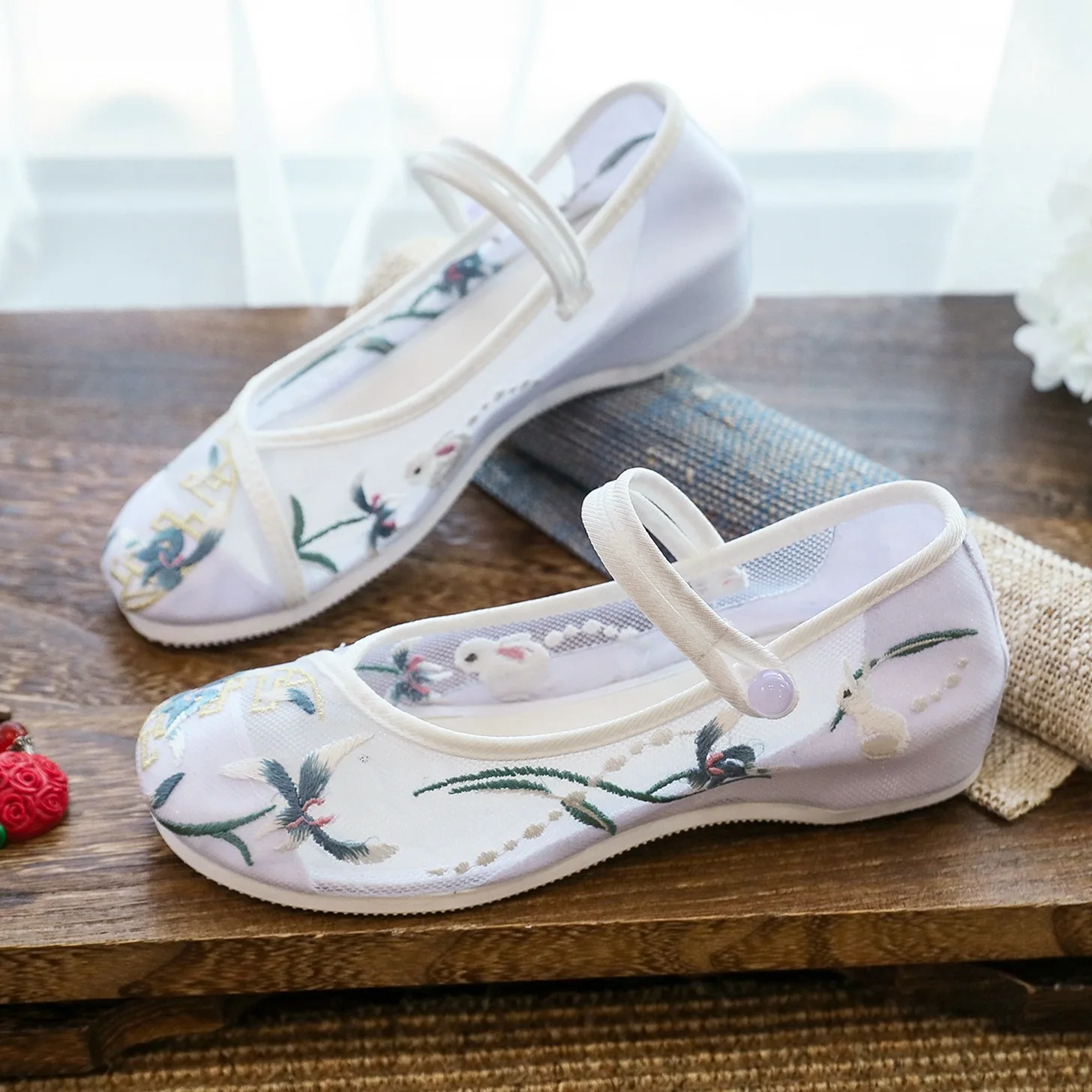 2021 New summer embroidered shoes women net shoes breathable mesh Hanfu shoes women
2021 New summer embroidered shoes women net shoes breathable mesh Hanfu shoes women