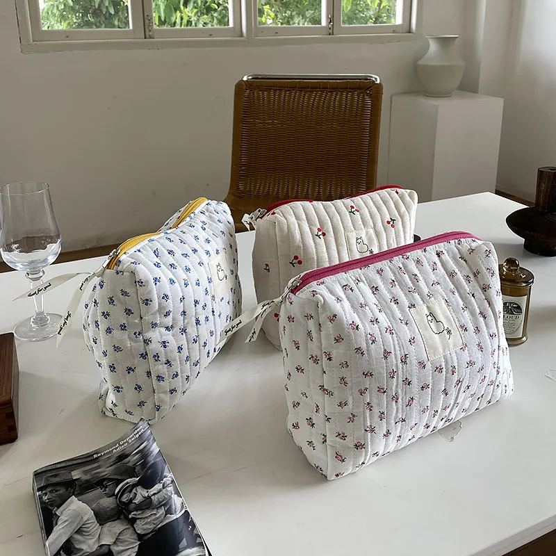 Косметичка с цветочным принтом из полиэстера, стёганая сумка для подгузников, вместительная сумка на молнии для мамы
Косметичка с цветочным принтом из полиэстера, стёганая сумка для подгузников, вместительная сумка на молнии для мамы