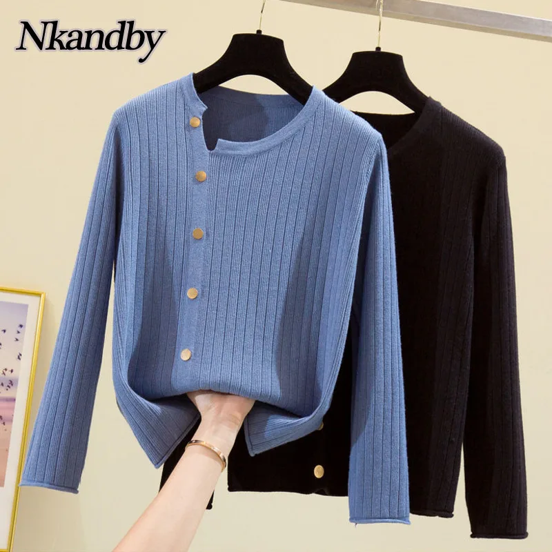 Женский трикотажный свитер с V-образным вырезом, на пуговицах
Женский трикотажный свитер с V-образным вырезом, на пуговицах