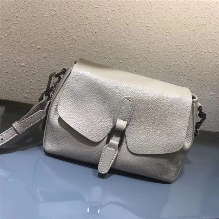The first layer of cowhide women's bag is available in a variety of colors. 2021 new messenger single shoulder bag Guangzhou bag
The first layer of cowhide women's bag is available in a variety of colors. 2021 new messenger single shoulder bag Guangzhou bag