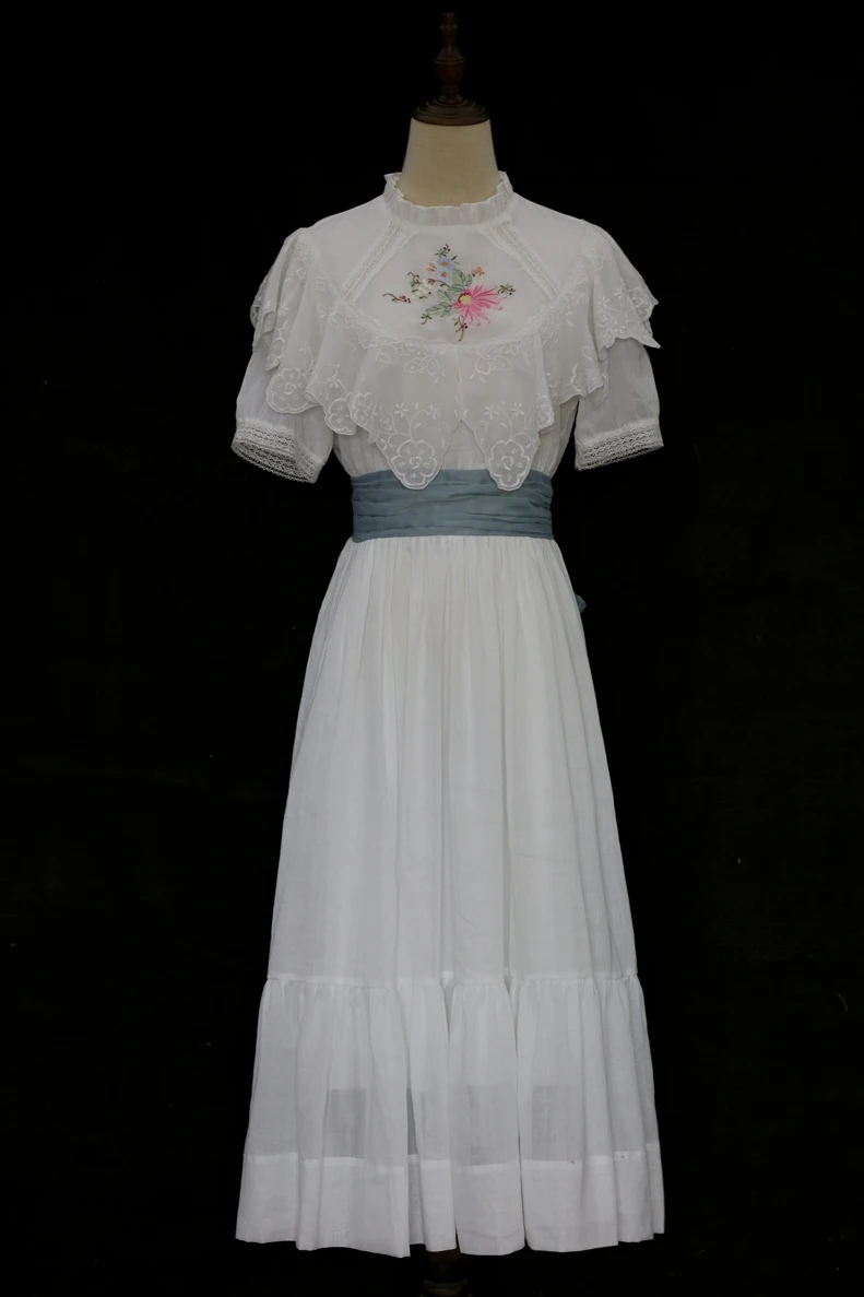 LYNETTE'S CHINOISERIE Summer Women Vicotrian Vnt Romantic Cottogecore Loose True Vintage Antique Handmade Embroidery White Dress
LYNETTE'S CHINOISERIE Summer Women Vicotrian Vnt Romantic Cottogecore Loose True Vintage Antique Handmade Embroidery White Dress