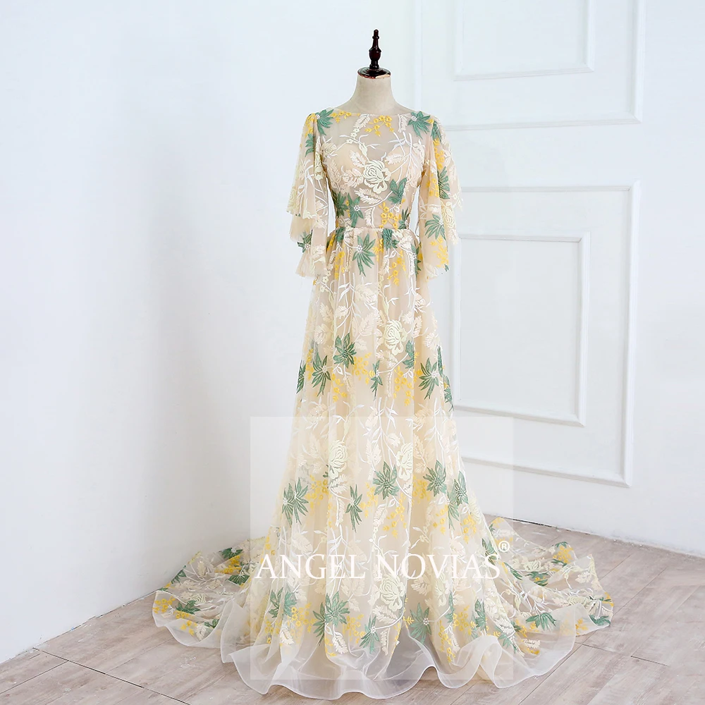 Женское вечернее платье с вышивкой и открытой спиной
Женское вечернее платье с вышивкой и открытой спиной