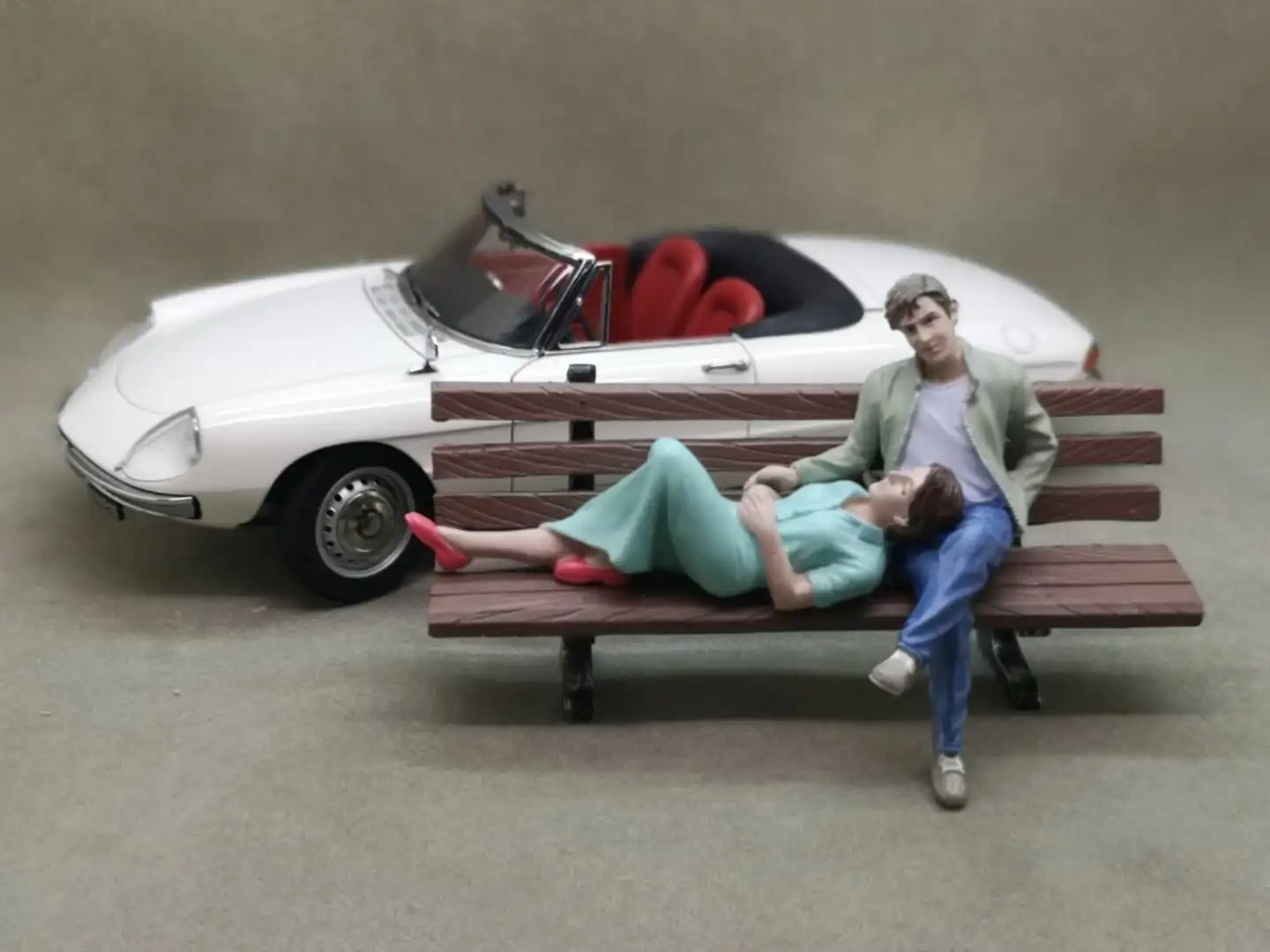 1:18 американская диорманская сцена подходящая кукла сидящие влюбленные пары сидящие на скамейке общение набор
1:18 американская диорманская сцена подходящая кукла сидящие влюбленные пары сидящие на скамейке общение набор