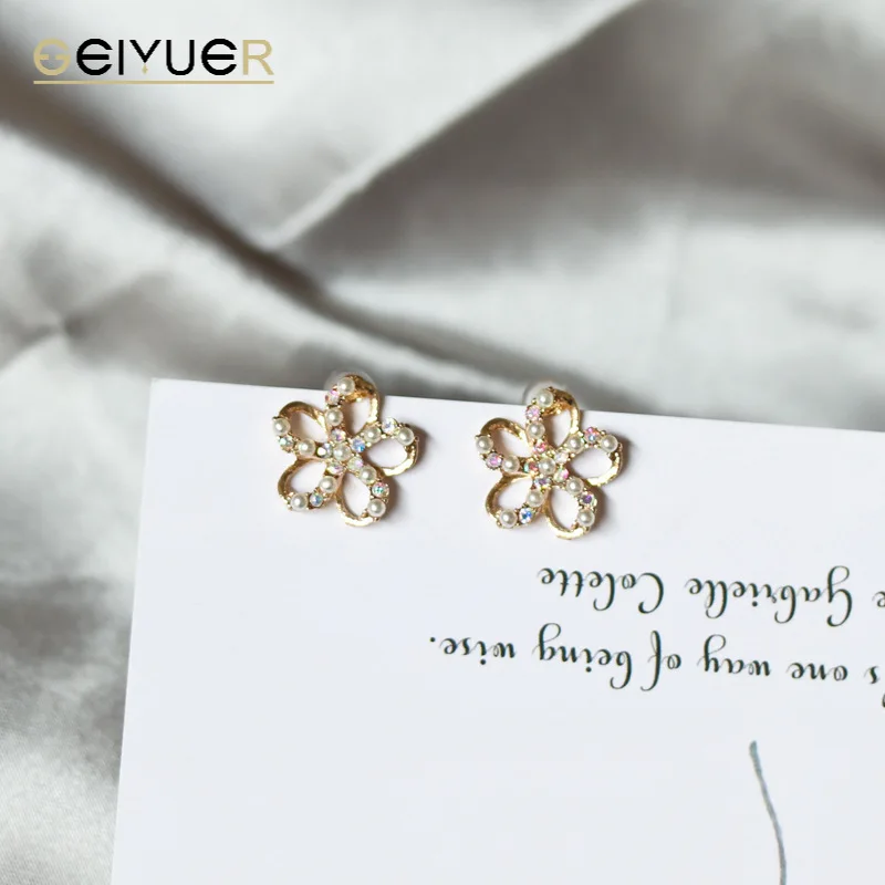 Dainty Small Flower Female Eardrop 925 Sterling Silver Gold Stud Earrings for Women Vintage Mosaic Pearl Bride Wedding Earrings
Dainty Small Flower Female Eardrop 925 Sterling Silver Gold Stud Earrings for Women Vintage Mosaic Pearl Bride Wedding Earrings